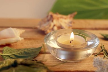 Tuvalette rahatlamak için doğal malzemeler, sabun, sağlıklı yaşam tarzı.