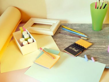 Okul kırtasiyesi, masanın üstünde, evde eğitim konsepti, çocuk odasının bir parçası, okula dönüş.