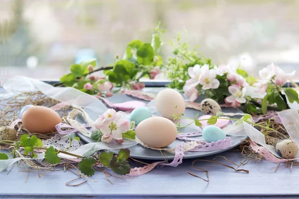Eier Osterdekoration Apfelbaumblüten Auf Einer Holzoberfläche Auf Einem Fensterhintergrund — Stockfoto