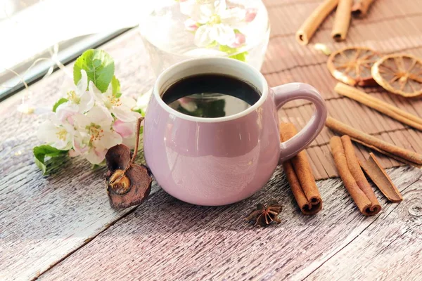 Xícara Café Especiarias Flores Maçã Peitoril Janela Madeira Conceito Conforto — Fotografia de Stock