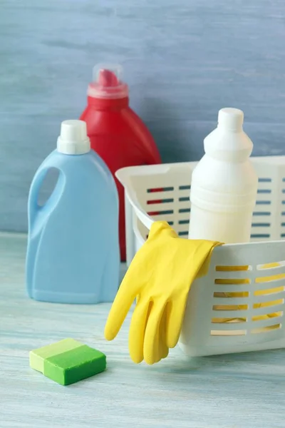 Detergentes Líquidos Botellas Plástico Guantes Goma Para Limpiar Casa Una — Foto de Stock