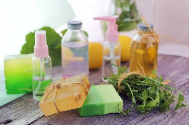 Sabun, antiseptik sıvı, sağlıklı bitkiler, hijyenik işlemler için aromatik yağ, doğal kozmetik ürünler, ev rahatlaması.
