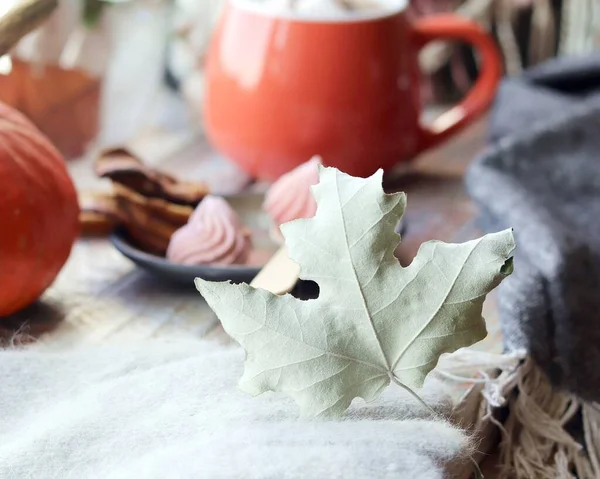 Herbst Blatt Auf Einem Hintergrund Eine Tasse Kaffee Mit Baiser — Stockfoto
