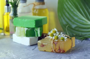 Sabun, antiseptik, şifalı papatya çiçekleri, hijyenik prosedürler için aromatik yağ, doğal kozmetik, ev rahatlaması.