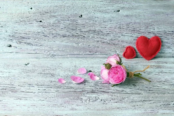 Pequeño Ramo Rosas Frescas Par Corazones Rojos Una Superficie Madera — Foto de Stock