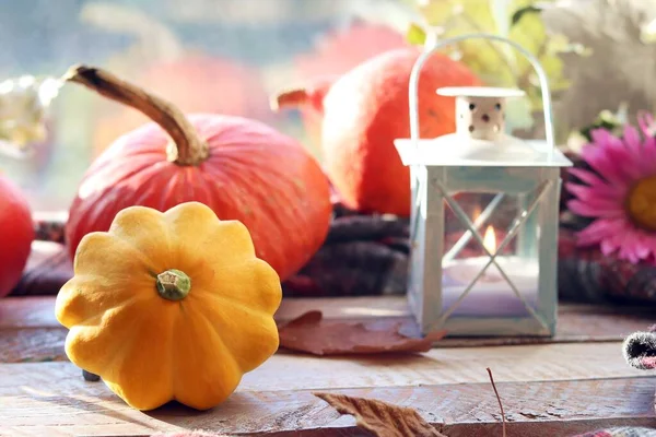 Kürbisse Herbstblätter Dekorative Laterne Mit Einer Kerze Auf Einer Holzoberfläche — Stockfoto