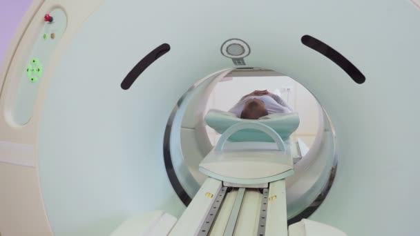 MRI diagnózisa felnőtt ember a kórházban — Stock videók