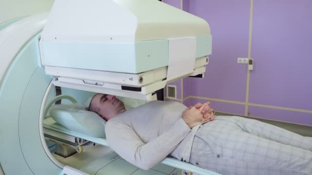 Mri Diagnose erwachsener Mann im Krankenhaus — Stockvideo