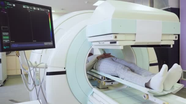 МРТ діагностика дорослого чоловіка в лікарні — стокове відео