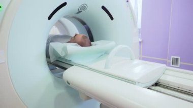 Yetişkin adam hastanede tanısında MRG