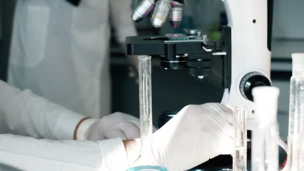 Manos de hombre usando el microscopio para la prueba médica — Vídeo de stock