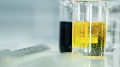 Pipet ve test tüpleri ile kimyasal deneme