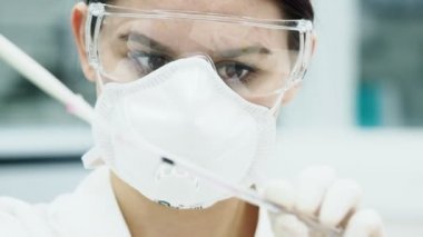 Laboratuvar Deney yapıyor kadında test tüpleri ile
