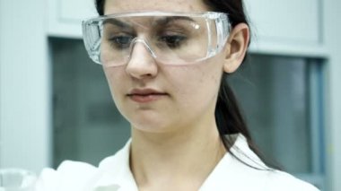 Kadın laboratuvar test tüpü ile deneme