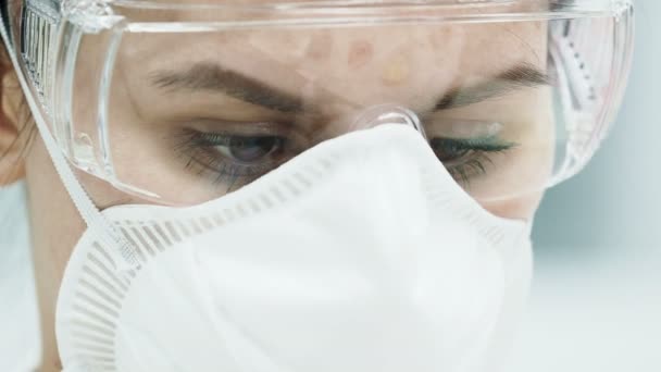 Mulher em laboratório a fazer experiências com tubos de ensaio — Vídeo de Stock