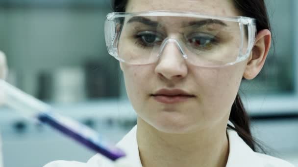 Mujer hacer experimento con tubo de ensayo en laboratorio — Vídeo de stock