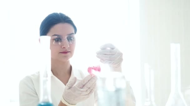 Mujer hacer experimento con tubo de ensayo en laboratorio — Vídeos de Stock