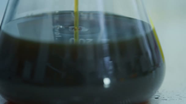 Wlewu oleju do probówki w laboratorium slow mo — Wideo stockowe