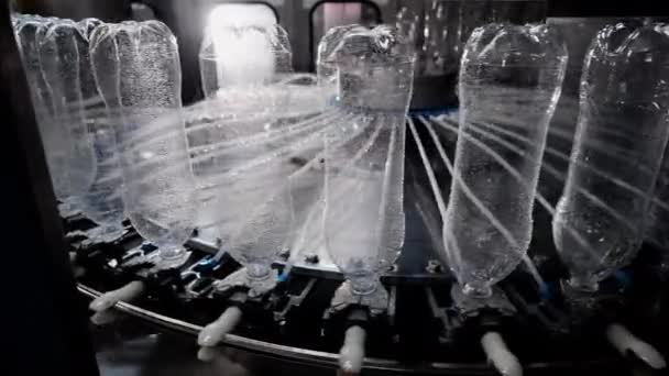 Productie van plastic flessen op bottelarij automatische transportband lijn in fabriek. — Stockvideo