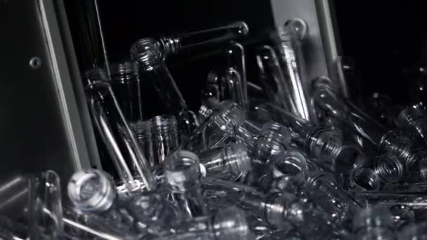 컨베이어 벨트에서 분류하는 플라스틱 기구의 생산을 위한 형태와 공백. — 비디오