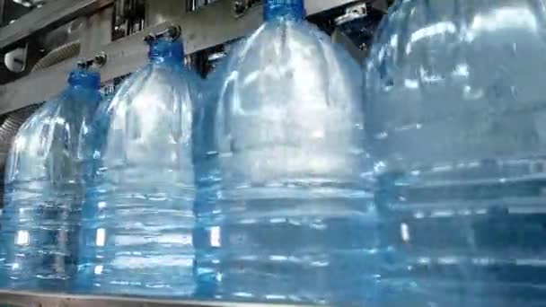 Automatic conveyor line of bottling distilled technical liquid, covering caps. — Stock Video