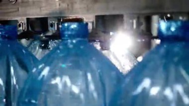 Plastik şişelerdeki maden suyunu şişelemek için otomatik taşıma hattı..