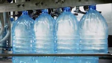Otomatik taşıma hattındaki üretim suyu şişeleme fabrikası, kaplama kapakları.