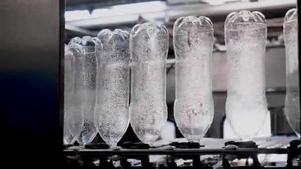 蒸気滅菌、製造工場でのペットボトルの熱処理. — ストック動画