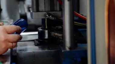 Plastik şişelerin üretim fabrikasında çalışan kadın işçi, eller kapalı..