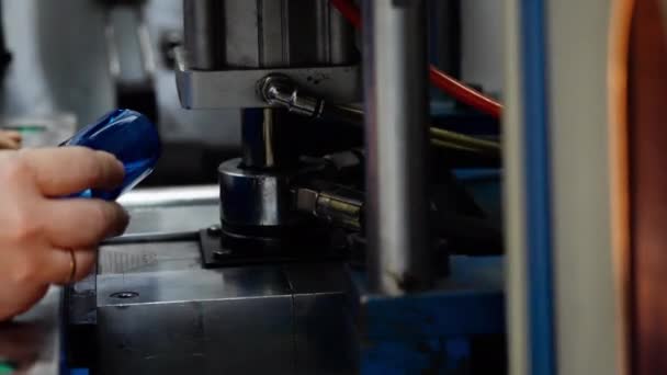 Női munkás dolgozik gyártó műanyagpalackok, kéz közelkép. — Stock videók