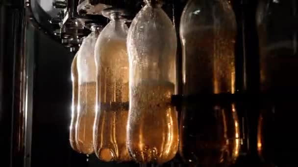 Production et mise en bouteille de limonade sur une ligne de convoyage automatique sur une installation industrielle . — Video