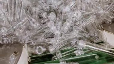 Evcil hayvan şişesi üretimi için otomatik taşıyıcı plastik preformları kaldırıyor.