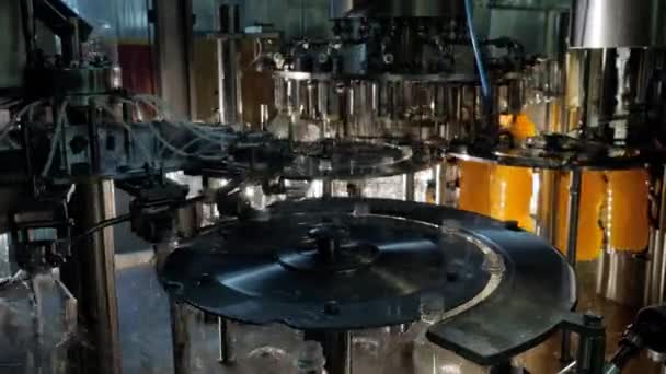 Виробничий цех хімічної промисловості завод з конвеєрною лінією для розливу напоїв . — стокове відео