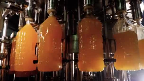 Linha transportadora automática de engarrafamento de sumos naturais de citrinos de laranja na planta . — Vídeo de Stock
