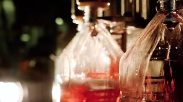 Бутылка напитков соки, вина на заводе на автоматической конвейерной линии в цехе . — стоковое видео