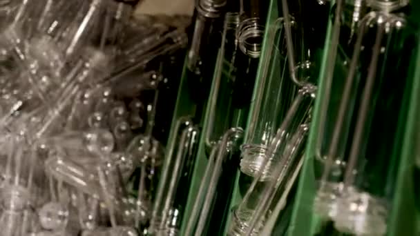 Перемещение конвейерной ленты с пластиковыми формами для производства контейнеров на заводе . — стоковое видео