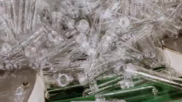 Transportador automático levantando pré-formas de plástico para a fabricação de garrafas de estimação . — Vídeo de Stock