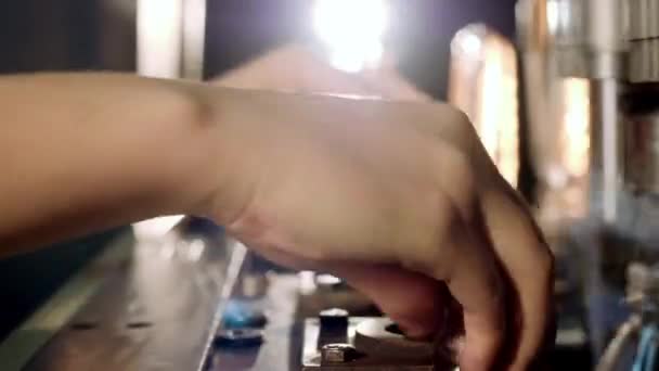 Üfleme makinesinde çalışan bir kadın evcil hayvan şişelerine form yerleştiriyor.. — Stok video