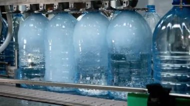 Plastik Şişe Bitkisi. Plastik Şişeleri Doldurmak için Otomatik Makine.