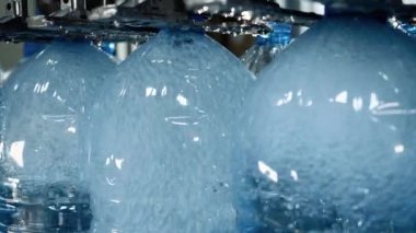 Kimyasal Sıvı Üretim Hattı. Plastik Şişeleri Doldurmak için Otomatik Makine.