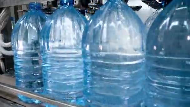 Industrielle automatisierte Maschine zum Abfüllen von Plastikflaschen. — Stockvideo