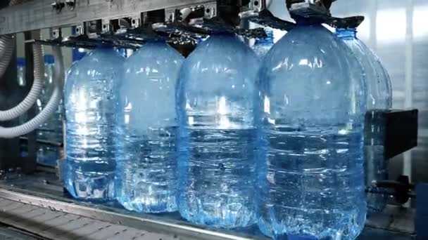 Industriell Automated Machine för fyllning av plastflaskor. — Stockvideo