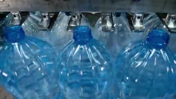 Macchina automatica industriale per il riempimento di bottiglie di plastica . — Video Stock