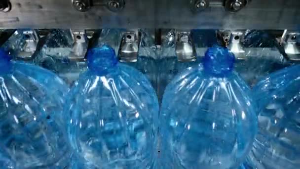 Machine automatisée industrielle pour remplir des bouteilles en plastique . — Video