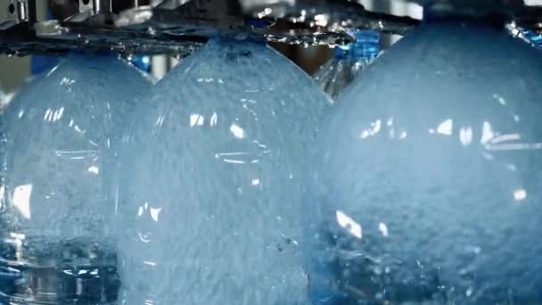 Chemische vloeistofproductielijn. Geautomatiseerde machine voor het vullen van plastic flessen. — Stockvideo