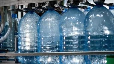 Su Üretim Hattı. Plastik Şişeleri Doldurmak için Otomatik Makine.