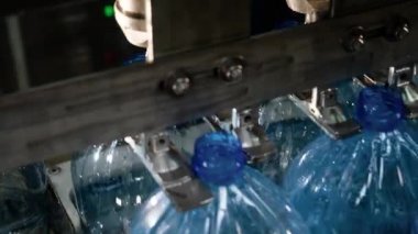 Plastik konteynır fabrikası. Plastik Şişeleri Doldurmak için Otomatik Makine.