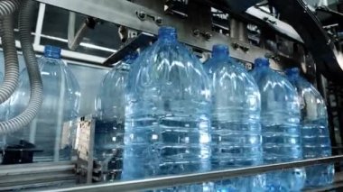 Su Üretim Hattı. Plastik Şişe Su Bitkisi.