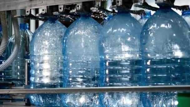 Drinkwaterproductielijn. Geautomatiseerde machine voor het vullen van plastic flessen. — Stockvideo