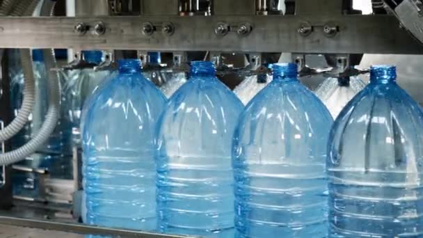 Ivóvíz gyártósor. Műanyag palackok töltésére szolgáló automatizált gép. — Stock videók